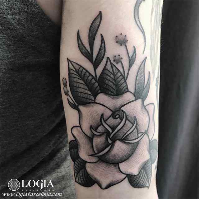tatuaje-rosa-brazo-logia-barcelona-Laia  
